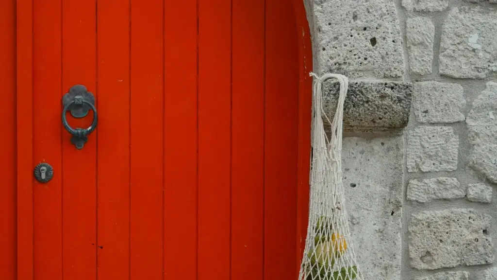 Practical guide for Zimbabwe advertisers on connecting with Canadian Netflix creators for PR collaborations.