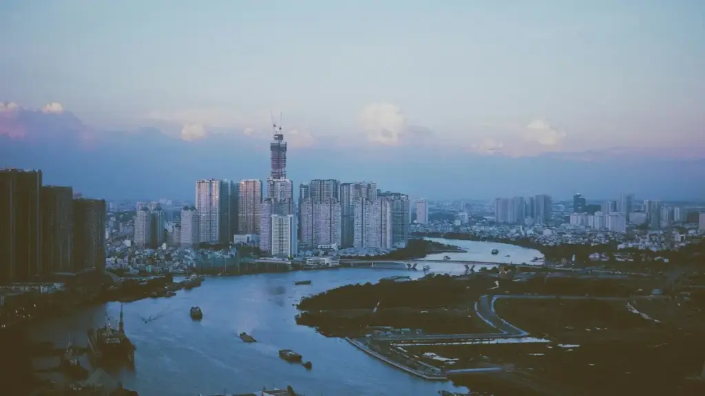 Practical guide for Zimbabwe advertisers to find and work with Laos-based Etsy creators for seasonal fashion campaigns.