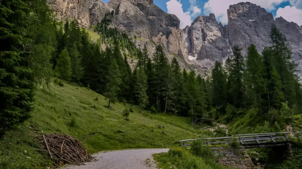 Practical guide for Zimbabwe creators on pitching Polish brands via Hulu placements for branded tutorials — tactics, outreach templates, and risk checks.