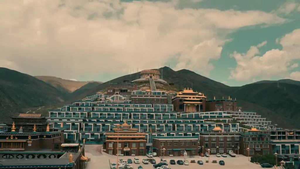 Practical playbook for Zimbabwe creators who want to pitch Swiss brands on Twitch and lock in flat‑fee deals — outreach, negotiation and local tips.