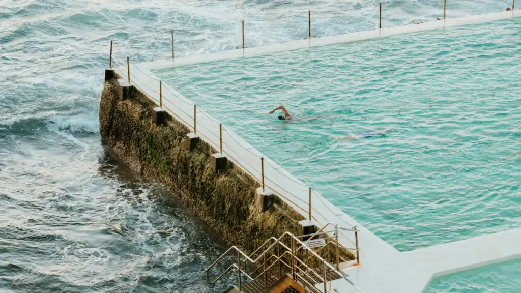 Practical, street-smart guide for Zimbabwean creators on pitching Bahrain brands via WhatsApp to film testimonial videos — outreach scripts, cultural tips, legal notes, and workflow.